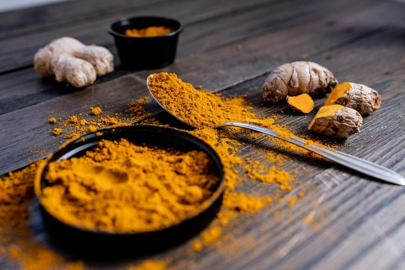 Turmeric powder and fresh turmeric root containing curcumin with anti-inflammatory and COX-2 inhibiting properties